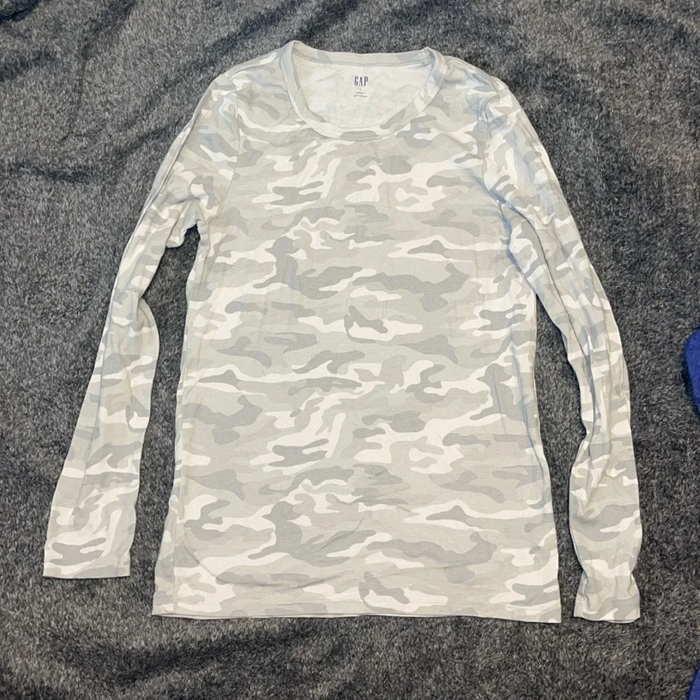 Size Large 6 piece lot of misc Gap tops long & Short sleeve - Picture 3 of 8